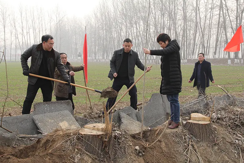 博農集團領導、基層黨政負責人等同志積極參加植樹活動